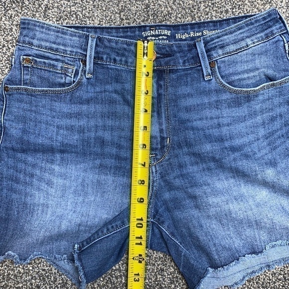 Levi High-Rise Raw Hem Shorts Waist 28 - Picture 11 of 11